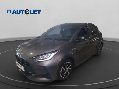 Usata Toyota Yaris Hybrid Lounge 92 CV (67 kW) 2021 Grigio Berlina