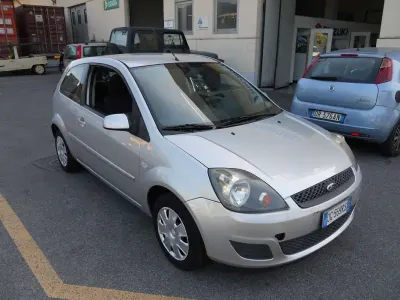 Usata Ford Fiesta 68 CV (50 kW) 2007 Argento Utilitaria
