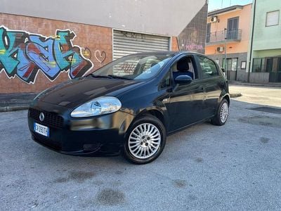 Usado Fiat Grande Punto Dynamic 75 HP (55 kW) 2006 Preto Citadino