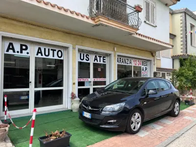 Usata Opel Astra Cosmo 110 CV (80 kW) 2014 Nero Berlina