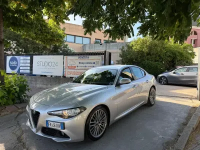 Usata Alfa Romeo Giulia Super 180 CV (132 kW) 2017 Grigio Berlina