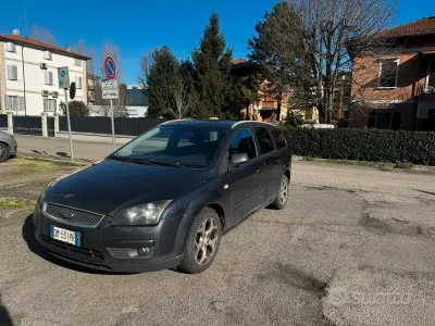 Usata Ford Focus Zetec 100 CV (73 kW) 2005 Nero Station wagon