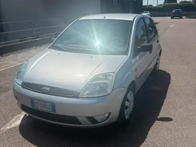 Usado Ford Fiesta 75 HP (55 kW) 2004 Cinzento Citadino