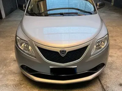 Usata Lancia Ypsilon Gold 69 CV (50 kW) 2017 Argento Utilitaria