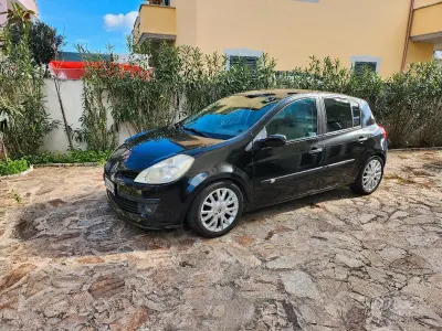 Usado Renault Clio II 85 CV (62 kW) 2008 Negro Berlina