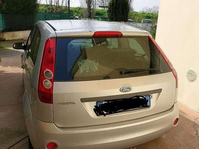 Usata Ford Fiesta Ghia 75 CV (55 kW) 2007 Grigio Utilitaria