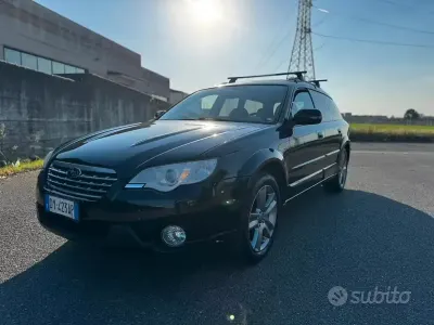 Usado Subaru Outback 173 CV (127 kW) 2009 Negro Familiar