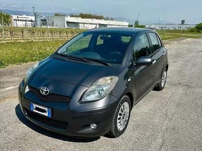 Usata Toyota Yaris Sol 90 CV (66 kW) 2010 Grigio Utilitaria