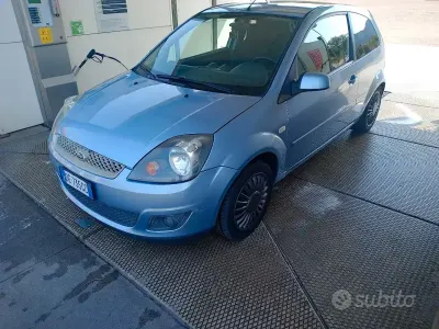 Usata Ford Fiesta 80 CV (58 kW) 2006 Bluazzurro Utilitaria