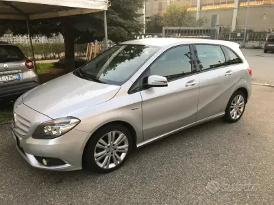 Käytetty Mercedes B180 Executive 109 HP (80 kW) 2012 Harmaa Tila-auto