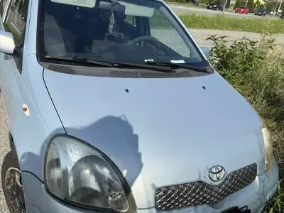 Usata Toyota Yaris Sol 68 CV (50 kW) 2004 Bluazzurro Berlina