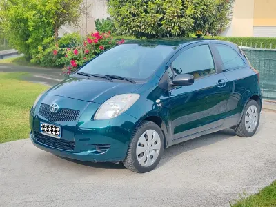 Begagnad Toyota Yaris 90 HK (66 kW) 2006 Blå Sedan