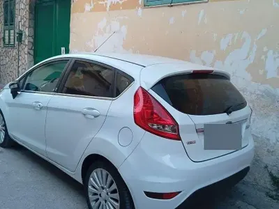 Usata Ford Fiesta 68 CV (50 kW) 2010 Bianco Berlina