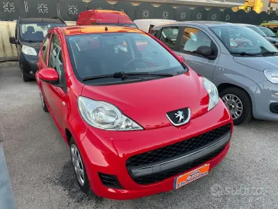 Usata Peugeot 107 68 CV (50 kW) 2012 Rosso Utilitaria
