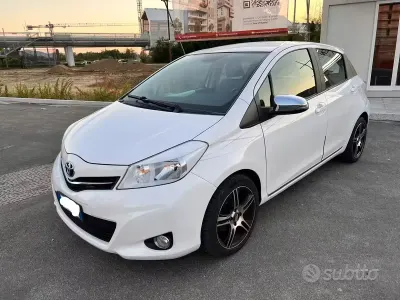 Usata Toyota Yaris 75 CV (55 kW) 2014 Bianco Utilitaria