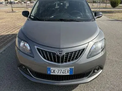Usata Lancia Ypsilon Gold 69 CV (50 kW) 2022 Grigio Utilitaria