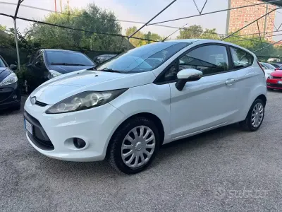 Usata Ford Fiesta 92 CV (67 kW) 2009 Bianco Berlina