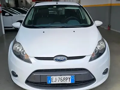Usata Ford Fiesta 92 CV (67 kW) 2011 Bianco Berlina