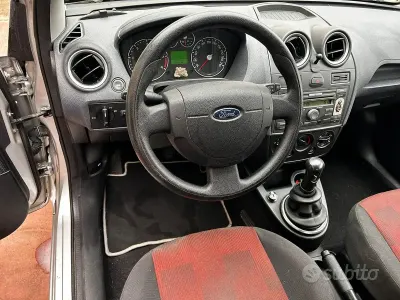 Usata Ford Fiesta 75 CV (55 kW) 2006 Grigio Utilitaria