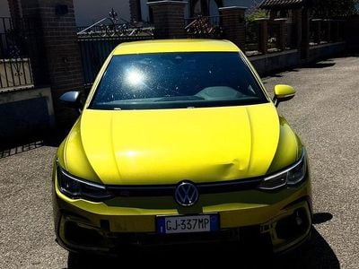 Begagnad VW Golf VIII R-line 131 HK (96 kW) 2022 Gul Sedan