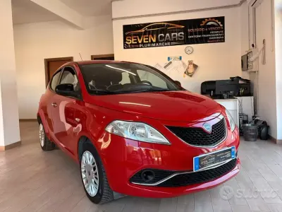 Usata Lancia Ypsilon Gold 69 CV (50 kW) 2017 Rosso Utilitaria