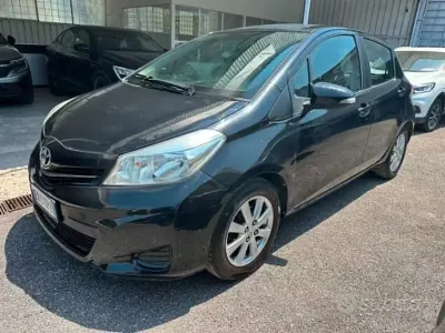 Usata Toyota Yaris Active 69 CV (50 kW) 2012 Nero Utilitaria