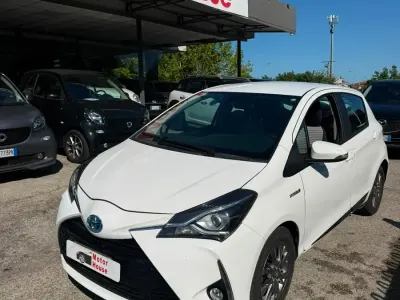 Usata Toyota Yaris Hybrid Business Edition 73 CV (53 kW) 2017 Bianco Berlina