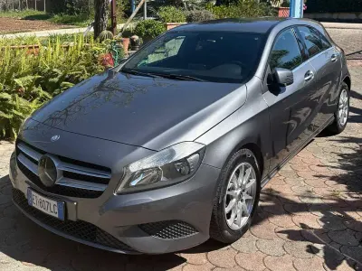 Usata Mercedes A180 109 CV (80 kW) 2014 Grigio Berlina
