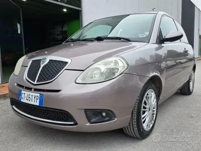 Usado Lancia Ypsilon 60 HP (44 kW) 2008 Cinzento Citadino
