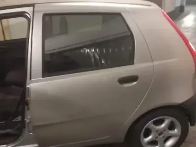 Usado Fiat Punto 60 CV (44 kW) 2001 Gris Utilitario