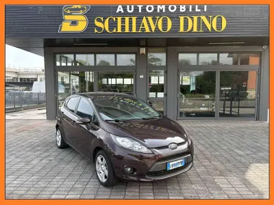Usata Ford Fiesta 92 CV (67 kW) 2010 Prugna Berlina