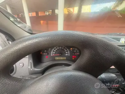 Usata Fiat Punto 80 CV (58 kW) 2004 Bianco Utilitaria