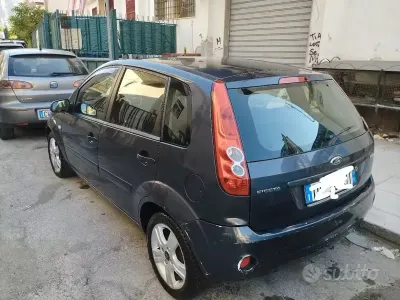 Usata Ford Fiesta 80 CV (58 kW) 2008 Grigio Utilitaria