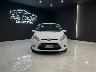 Usata Ford Fiesta 90 CV (66 kW) 2010 Bianco Berlina