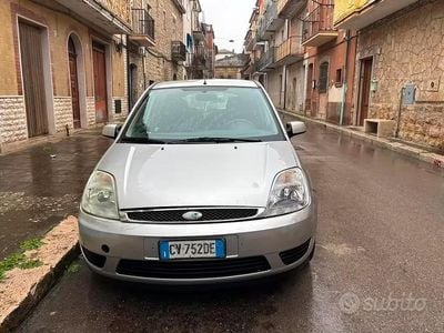 Begagnad Ford Fiesta 68 HK (50 kW) 2005 Grå Halvkombi