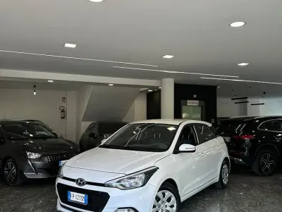 Usata Hyundai i20 Comfort 75 CV (55 kW) 2018 Bianco Berlina