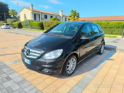 Usata Mercedes B200 Premium 109 CV (80 kW) 2011 Nero Utilitaria