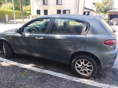 Usata Alfa Romeo 147 116 CV (85 kW) 2004 Grigio Utilitaria