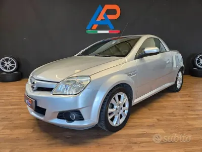 Usata Opel Tigra Enjoy 69 CV (50 kW) 2007 Grigio Cabrio