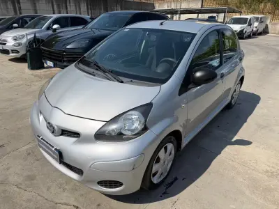 Usata Toyota Aygo 68 CV (50 kW) 2010 Argento Utilitaria