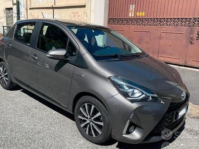 Usata Toyota Yaris Hybrid 73 CV (53 kW) 2017 Grigio Utilitaria