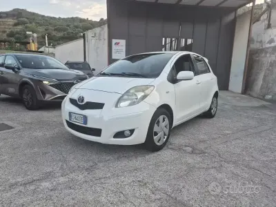 Usata Toyota Yaris 69 CV (50 kW) 2011 Bianco Utilitaria