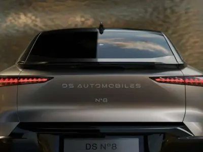 Nuova DS Automobiles N°8 105 kW (143 CV) 2025 Argento SUV