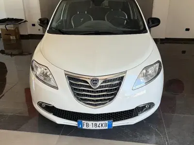 Usata Lancia Ypsilon 68 CV (50 kW) 2015 Bianco Utilitaria