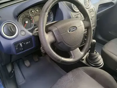 Usata Ford Fiesta Titanium 68 CV (50 kW) 2005 Blu/azzurro Utilitaria