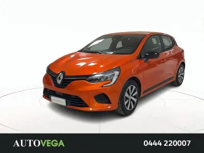 Usata Renault Clio Business 140 CV (102 kW) 2023 Vari colori pastello Utilitaria
