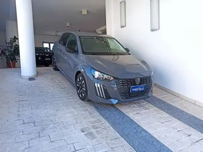 Usata Peugeot 208 Allure 101 CV (74 kW) 2025 Grigio selenium Utilitaria