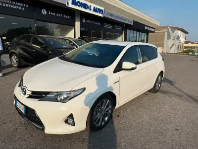 Usata Toyota Auris Hybrid Lounge 99 CV (72 kW) 2015 Bianco Berlina