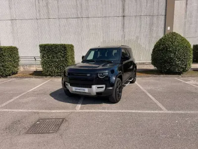 Usata Land Rover Defender SE 200 CV (147 kW) 2024 Santorini black SUV