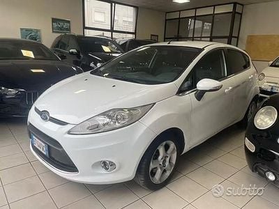 Usata Ford Fiesta Titanium 82 CV (60 kW) 2012 Bianco Utilitaria